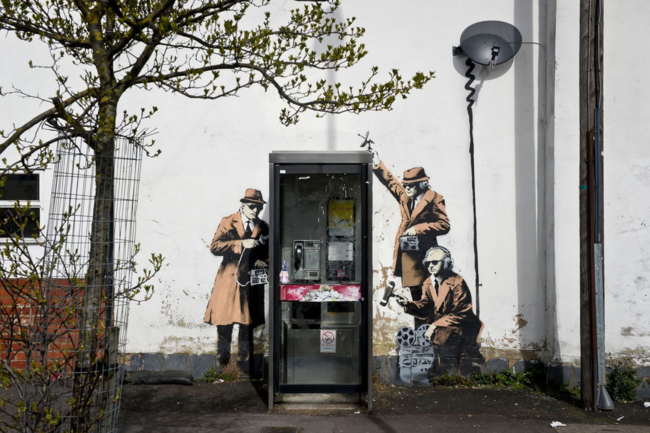 Banksy作品善於和周邊環境做結合互動。(圖片來源／Banksy）