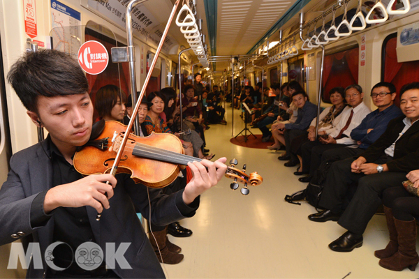 臺北捷運車廂變身古典音樂廳。(圖片提供／台北市觀光局）
