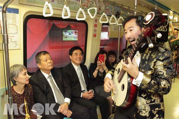臺北市長出席捷運車廂音樂會。(圖片提供／台北市觀光局）
