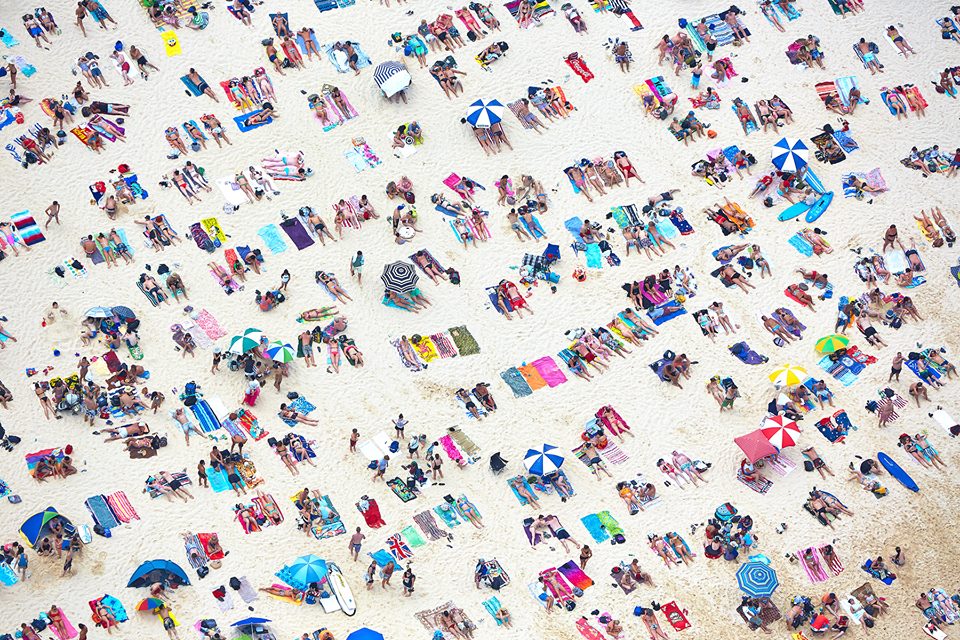 超人氣的海灘，亂中有序的曬太陽隊伍好像尋找威力的畫面。(圖片來源／Australia.com）