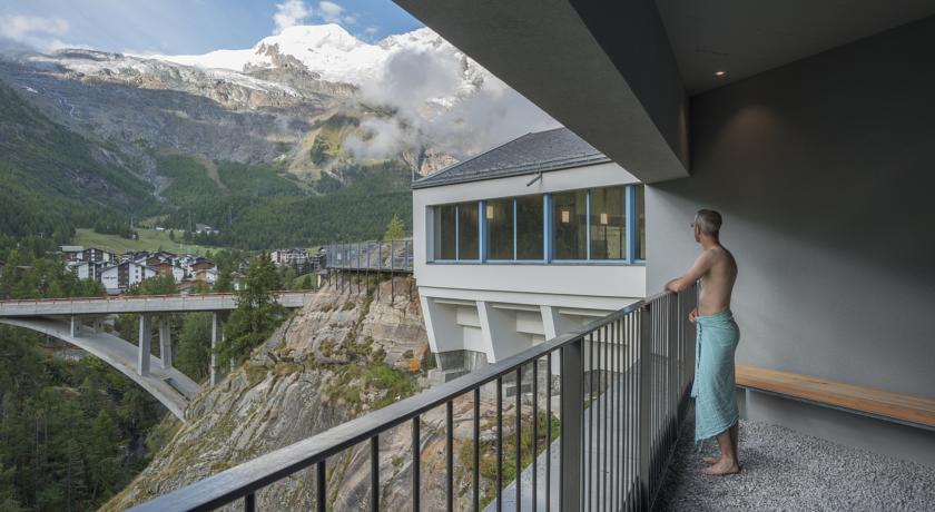 泡完舒服的spa窗外青山綿延，瑞士風景盡收眼底。(圖片來源／booking）