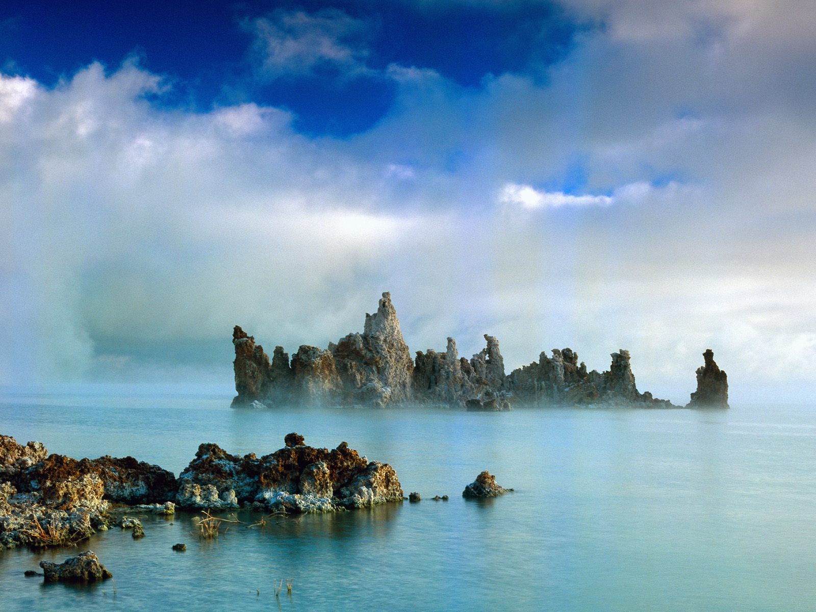雲霧中的鹽島，迷濛的身影，讓莫諾湖泊更添神秘風采。(圖片來源／dailygalaxy）