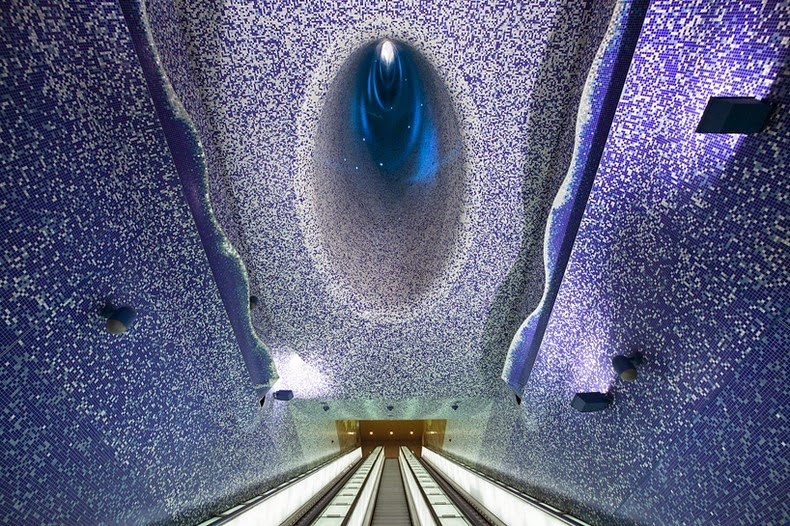 托雷多站，藍色馬賽克拼貼，有如置身海底洞穴，乘著手扶梯而上有浮出水面的感覺。(圖片來源／italianways.com）