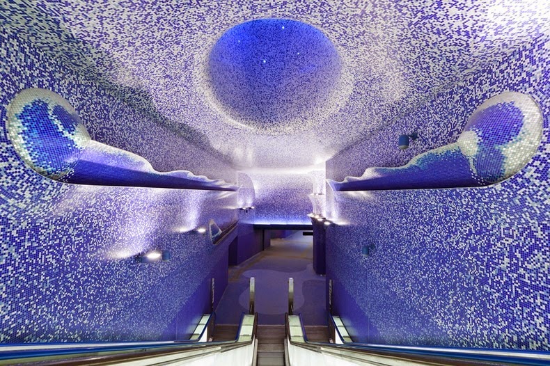 藍色馬賽克拼貼，有如置身海底洞穴，乘著手扶梯而上有浮出水面的感覺。(圖片來源／italianways.com）