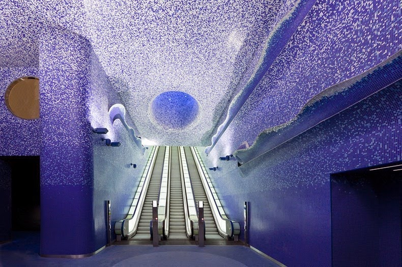 托雷多站，藍色馬賽克拼貼，好像進入了海底世界。(圖片來源／italianways.com）