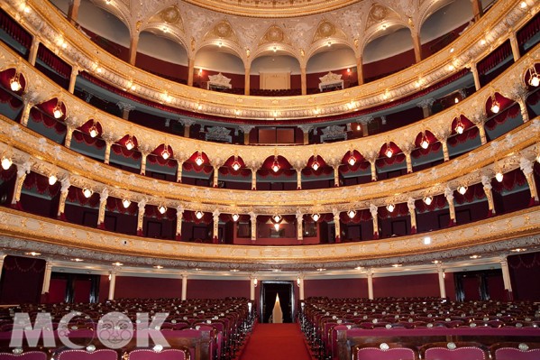 尼斯歌劇院，柯林佛斯新片[魔幻月光]在此大展魔術秀。(圖片提供／傳影互動)