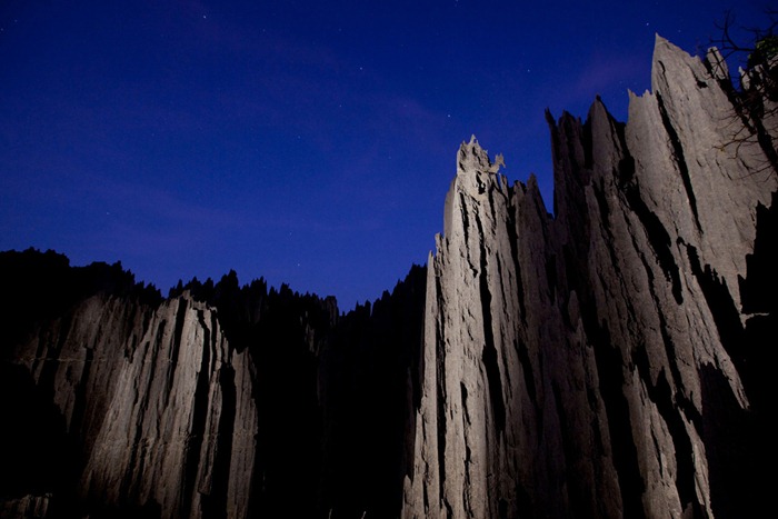 石山在夜裡看起來怪的詭異。(圖片來源／amusingplanet）