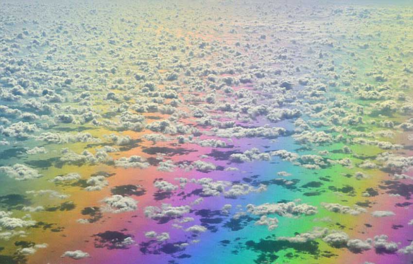 七色彩虹像巨毯般鋪蓋白雲上，場景夢幻繽紛。(圖片來源／big5）