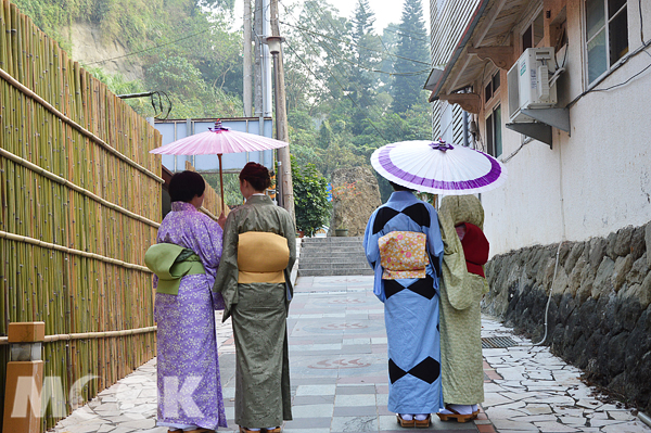 特製仿舊和服重塑走在關子嶺老街的日式風韻。（圖片提供／台南市政府觀光旅遊局）