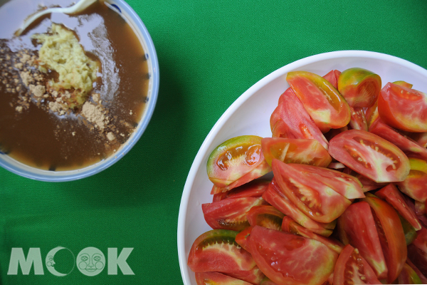番茄配上薑泥醬油是南部道地獨有的吃法。(圖片提供／MOOK景點家廖啟佑）
