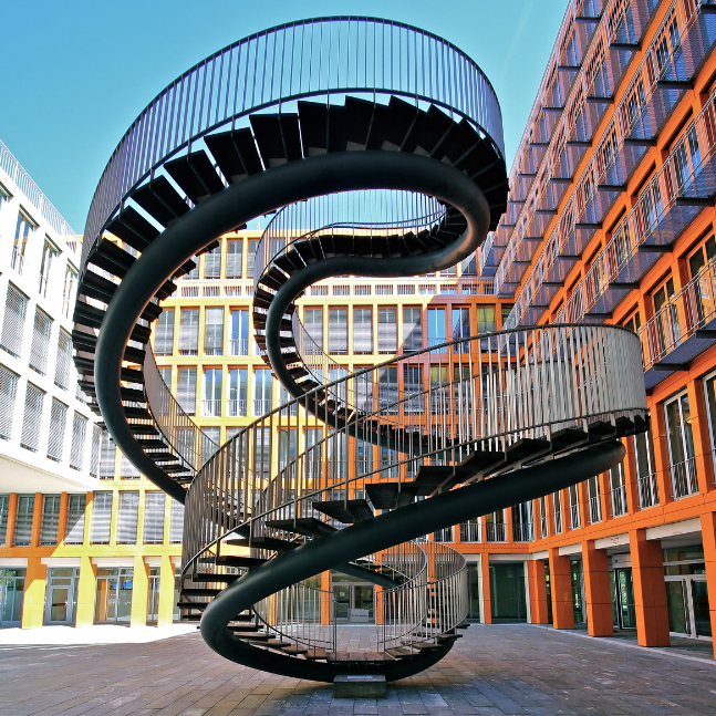 位於德國畢馬威會計師事務所內的裝置藝術「螺旋樓梯」由鋼材打造，搭配周邊建築的造型，呈現鋼鐵的柔美。(圖片來源／Christian Krieglsteiner）