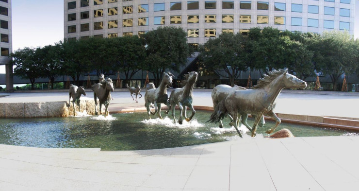 雕刻野馬，紀念Las Colinas曾為野馬的重要棲息地。(圖片來源／placestoseeinyourlifetime）