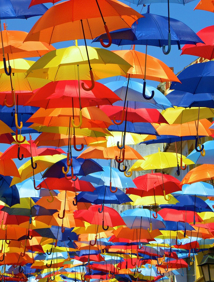 一年一度的阿格達藝術節，繽紛的雨傘創造美麗的色彩空間。(圖片來源／placestoseeinyourlifetime）