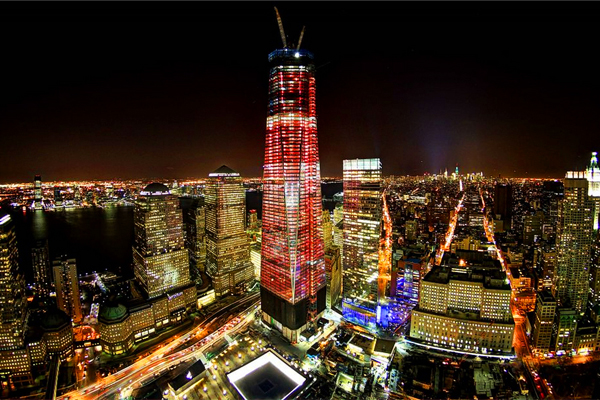 紐約世貿中心一號大樓的重新開幕象徵的從恐怖攻擊中的新生。(圖片來源／buzzfeed）