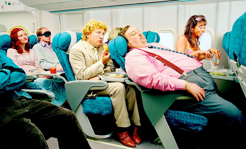 用餐時，前方乘客過度傾斜座椅是做成造成的衝突。(圖片來源／marthastewardess）