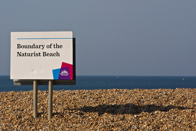 英國特別劃分了天體海灘區域，讓民眾前往。(圖片來源／spbx）