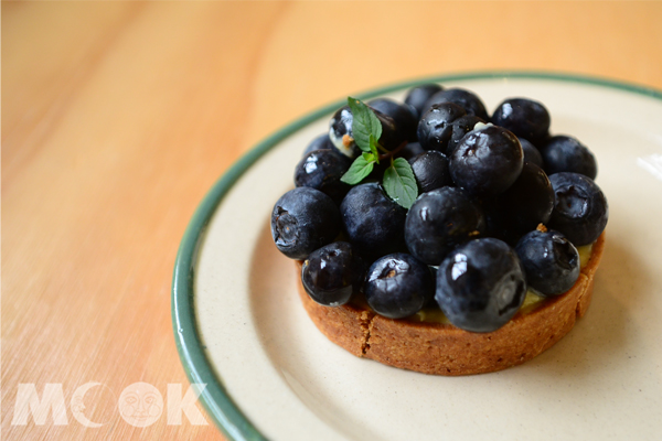 貝式邏輯法式烘培藍梅塔上面鋪滿了美味的新鮮藍莓，酸甜解膩。(攝影／MOOK景點家廖啟佑）