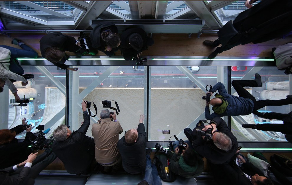 天空步道已局部開放，遊客可以俯瞰塔橋及泰晤士河。(攝影／Peter Macdiarmid）