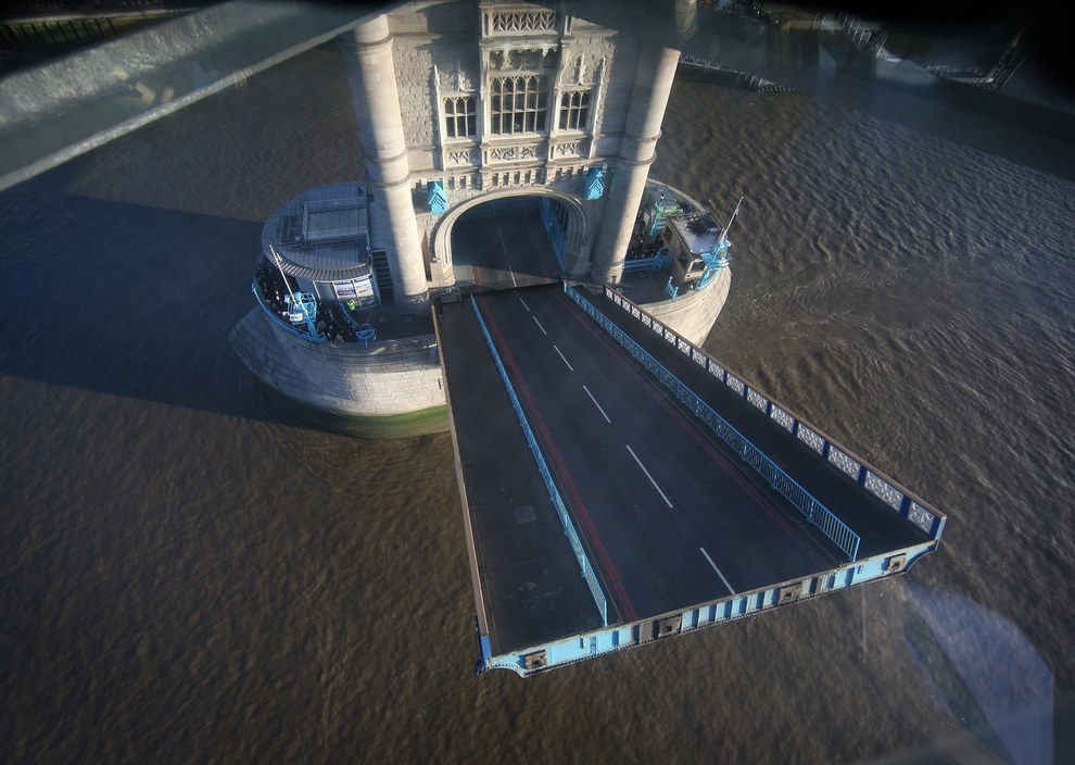 塔橋打開時，彷彿要掉入泰晤士河裡。(攝影／Peter Macdiarmid）