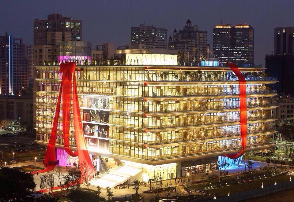 高雄市圖書新總館在夜裡金碧輝煌。(圖片來源／陳菊(花媽)市長）