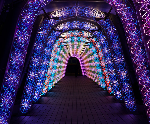 LED打造光之隧道，夜裡的浪漫散策。(圖片來源／東京ドームシティ ウィンターイルミネーション）