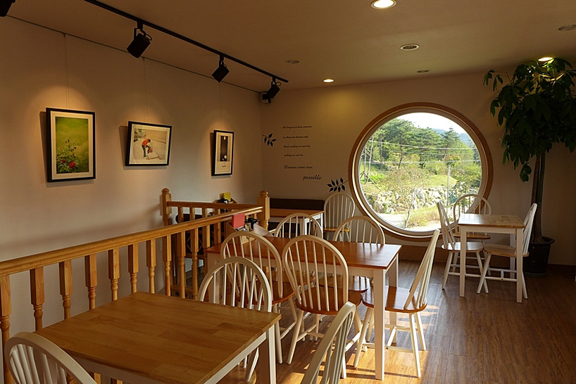 室內簡約風格，相機鏡頭成了咖啡廳的窗。(圖片來源／viralanchor）