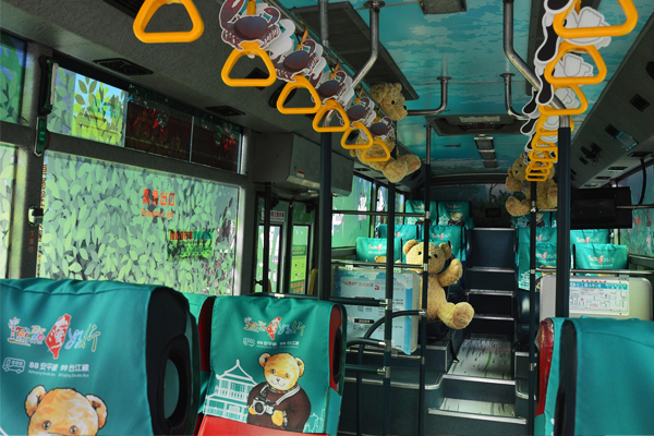 台南市觀光局在臺灣好行88安平線與99台江線各1台精典泰迪熊愛台南主題公車。(圖片來源／台南市觀光局）