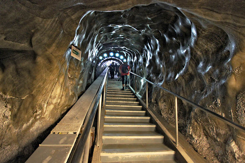 長長的階梯隧道，帶領遊客前往神祕的世界。(圖片來源／holeinthedonut）