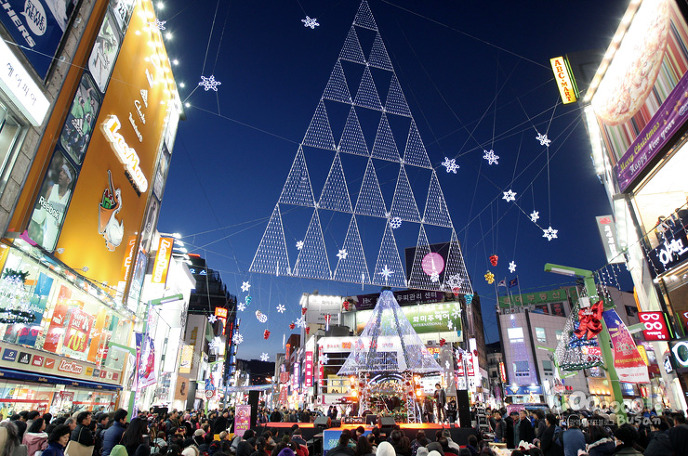 大量燈飾點綴釜山聖誕夜晚。(圖片來源／韓國觀光公社）