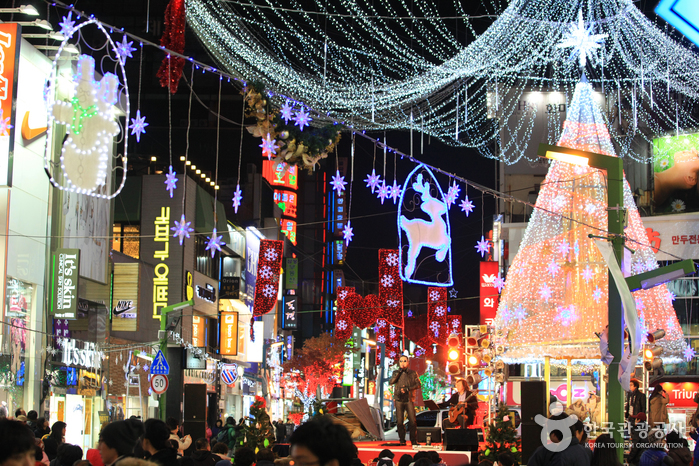 熱鬧的人潮前往擠滿聖誕文化節。(圖片來源／韓國觀光公社）