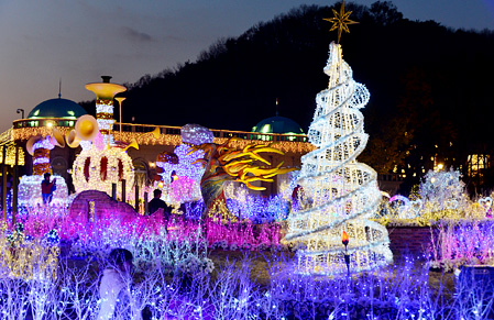 燈飾營造冰雪場景，更添魔幻氣息。(圖片來源／愛寶樂園）