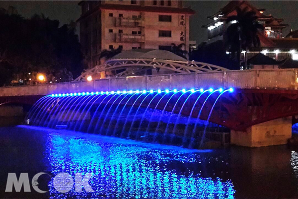 夜間金獅橋水瀑，配合炫麗燈光相當美麗。(圖片提供／高雄市觀光局）