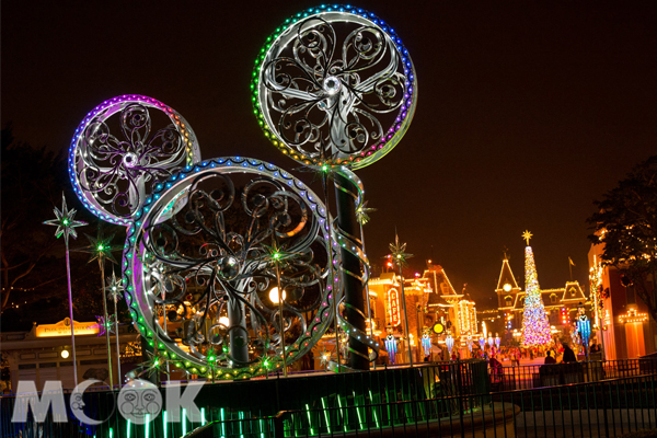 「迪士尼光影匯」夜間巡遊及聖誕光影亮燈散發前所未有的耀眼光芒。(圖片提供／香港迪士尼）