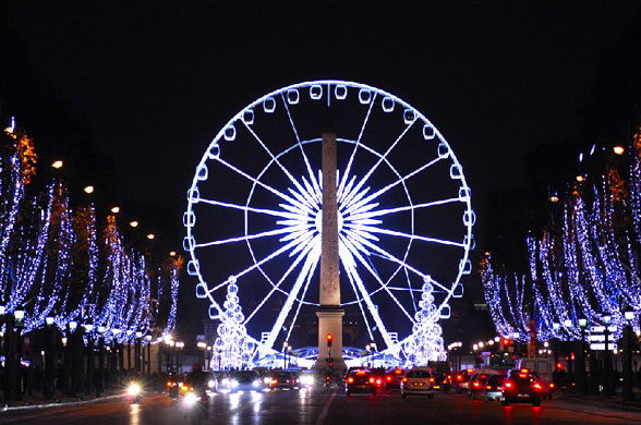 巴黎摩天輪周圍圍繞浪漫聖誕燈飾。(圖片來源／travelsignposts）