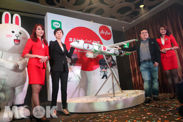 Airasia與Line合作推出造型客機。(圖片提供／Airasia）