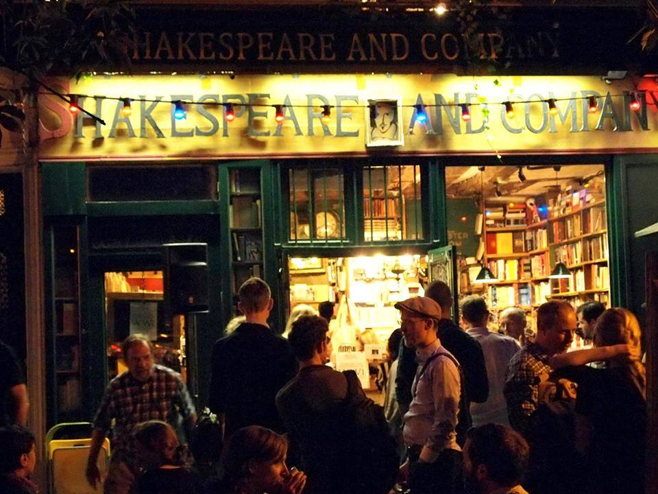 小小的門面卻是巴黎人最著名的書店。(圖片來源／Shakespeare and Company Bookshop）