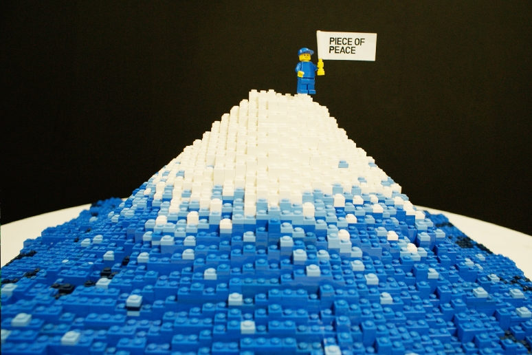 可愛的Lego小人登富士山。(圖片來源／World Heritage Exhibit Built With LEGO | 世界遺産展）