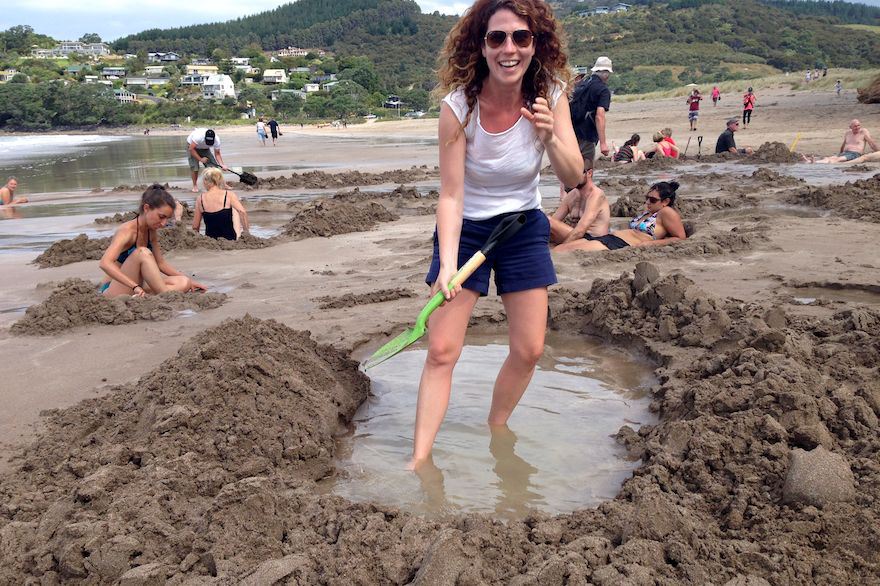拿著砂鏟挖掘自己的小池子，過程成了有趣的溫泉體驗。(圖片來源／brooklyntoberlin）