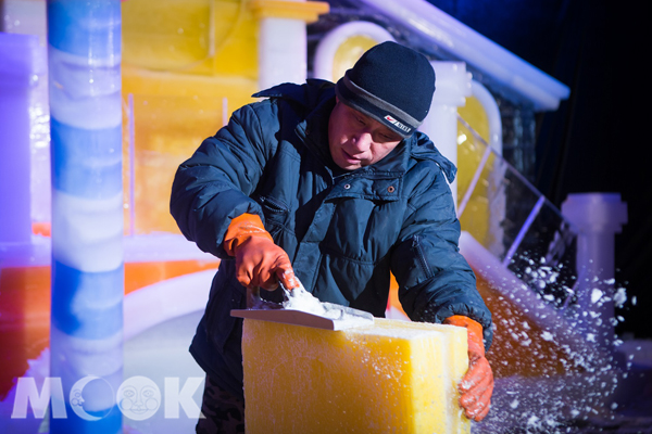 黑龍江省冰雪藝術雕塑家為「體驗夢工場」冰之歷奇雕刻一系列DreamWorks 動畫人物的冰雕。(圖片來源／澳門威尼斯人）