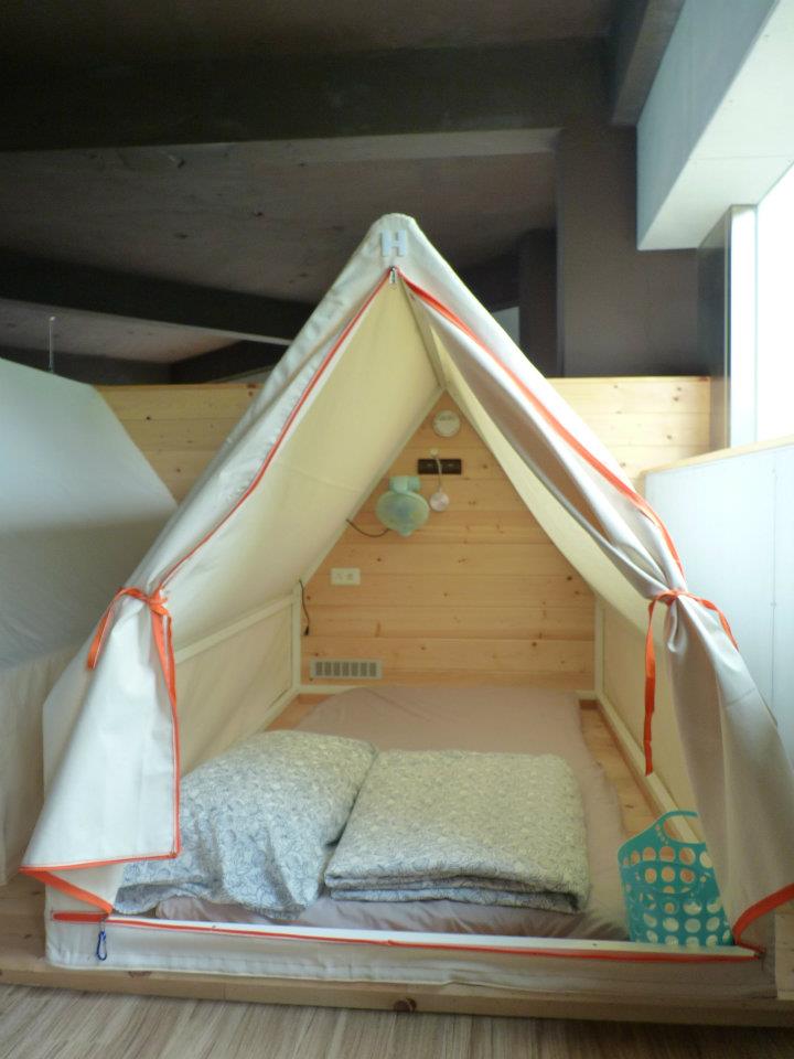 小小的住宿空間概念有點像是膠囊旅館。(圖片來源／棚棚屋）