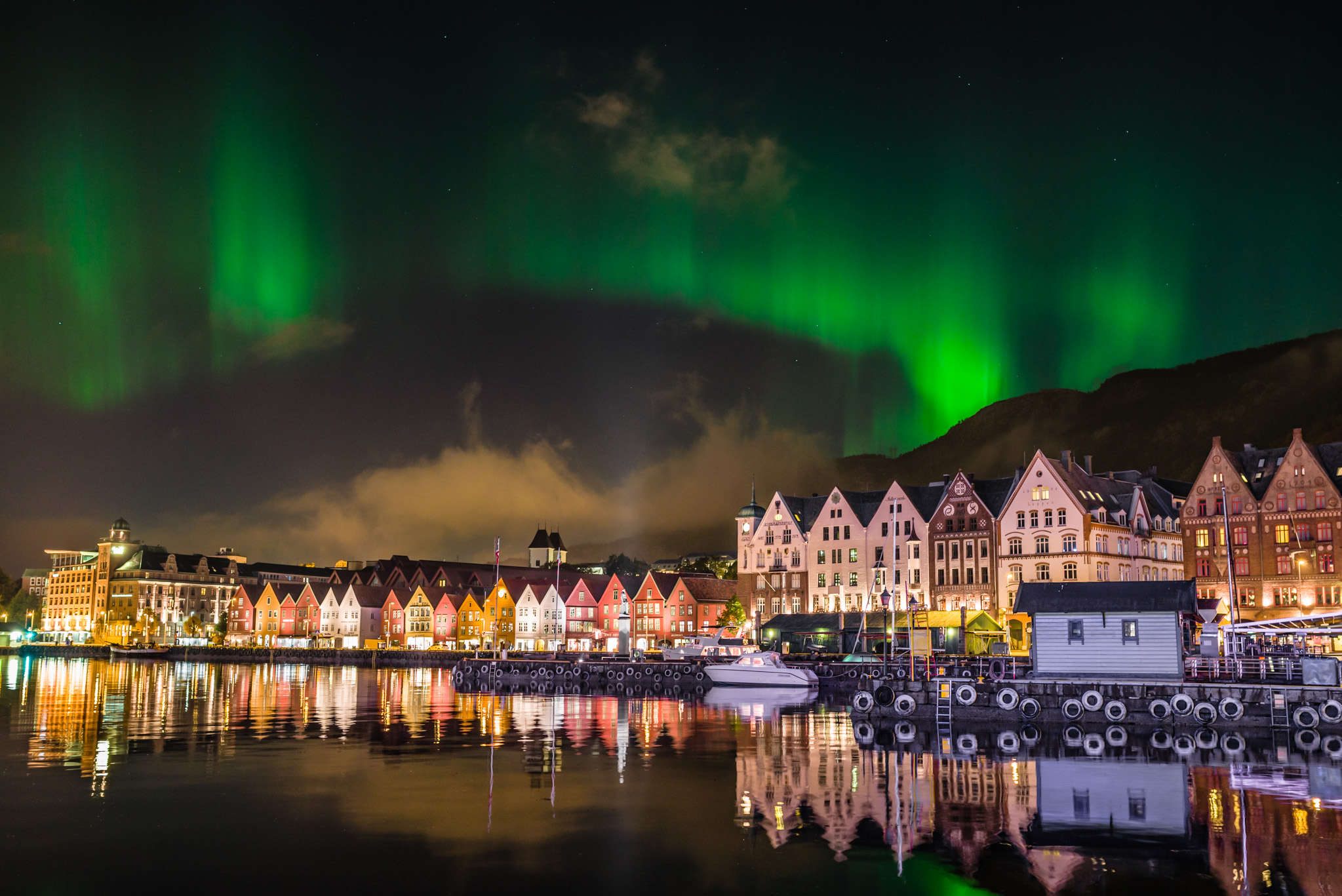 夜晚極光，讓挪威呈現不可思議的夢幻美景。(圖片來源／reddit）
