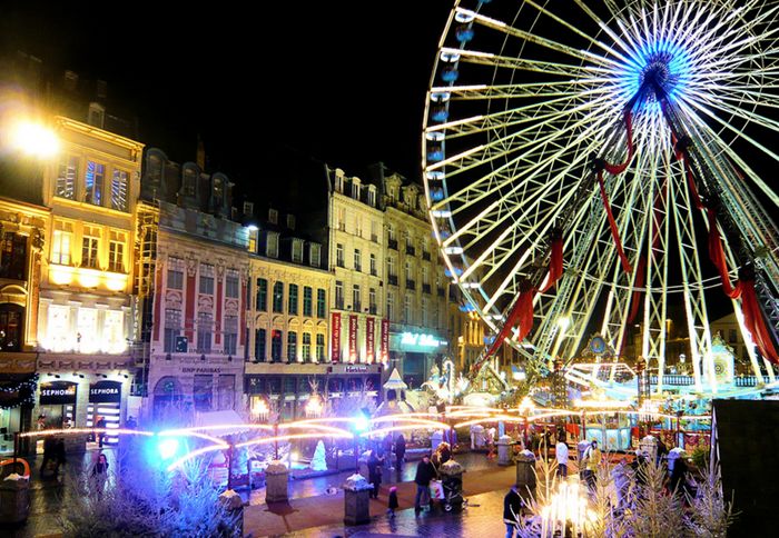 里爾的聖誕節混合了法國與比利時的風格。(圖片來源／christmasnewyearcruises）
