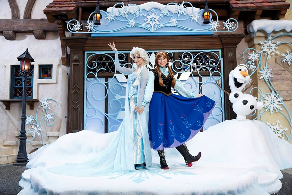冰雪奇緣艾莎女皇和安娜公主。(圖片來源／香港迪士尼樂園)