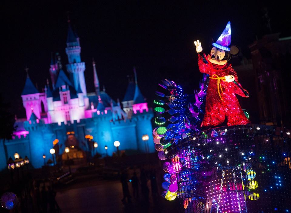 迪士尼光影匯超過74萬的LED燈光，帶給遊客最璀璨的夜晚。(圖片來源／香港迪士尼樂園)