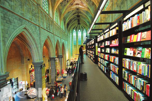 當代風格的鋼架書塔和古教堂建築的空間新敘事。(圖片提供／TRAVELER Luxe旅人誌)