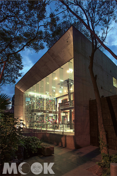 夜空下的建築物，形似一方璀璨的玻璃盒。(圖片提供／TRAVELER Luxe旅人誌)