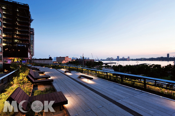 The High Line的臨河陽臺，可眺望東河景致。(圖片提供／TRAVELER Luxe旅人誌)