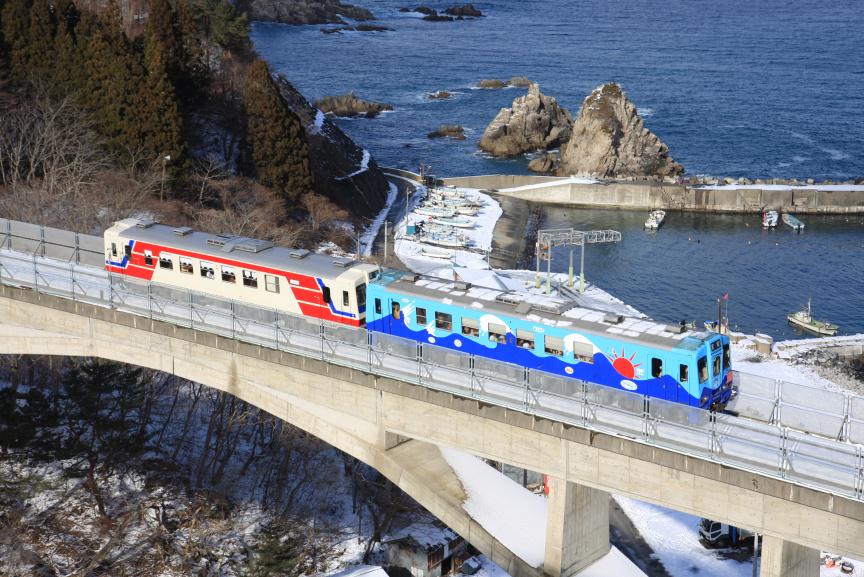 列車遇到途中有美麗海景路段，都會放慢行駛速度讓大家能過盡情欣賞。(圖片來源／kn.ndl.go）