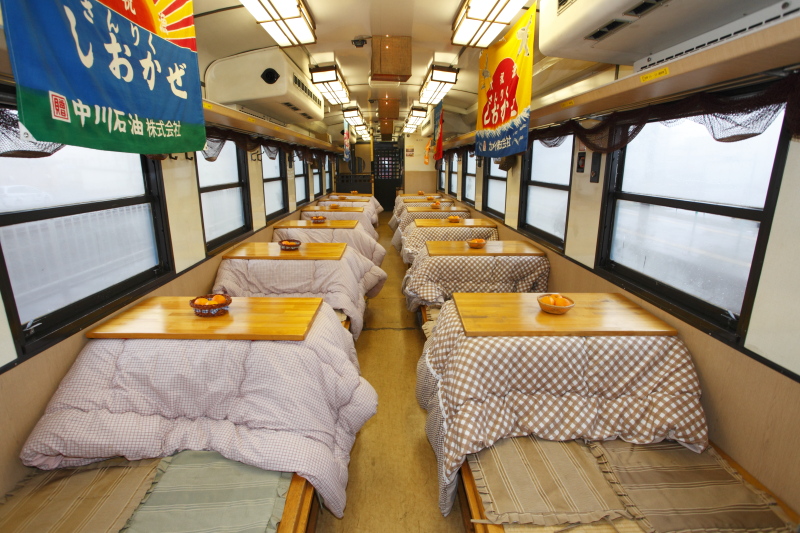 乘客能躲在溫暖的暖被桌下欣賞鐵道風光。(圖片來源／yuta-murakami.cocolog-nifty）