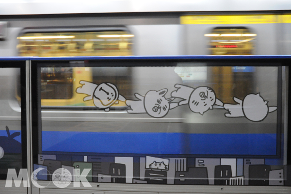 掰掰啾啾的畫作人物隨列車到來而表現得像是要被吹走的樣子，非常逗趣。(攝影／MOOK景點家廖啟佑）